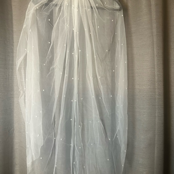 Elegant ivory pearl detail fingertip length Bridal Veil - never worn
